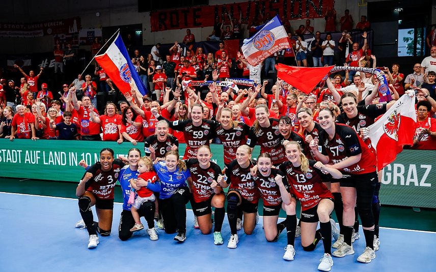 Bild: Die jubelnden THC-Champions gestern Abend nach dem Halbfinalsieg mit ihren Fans