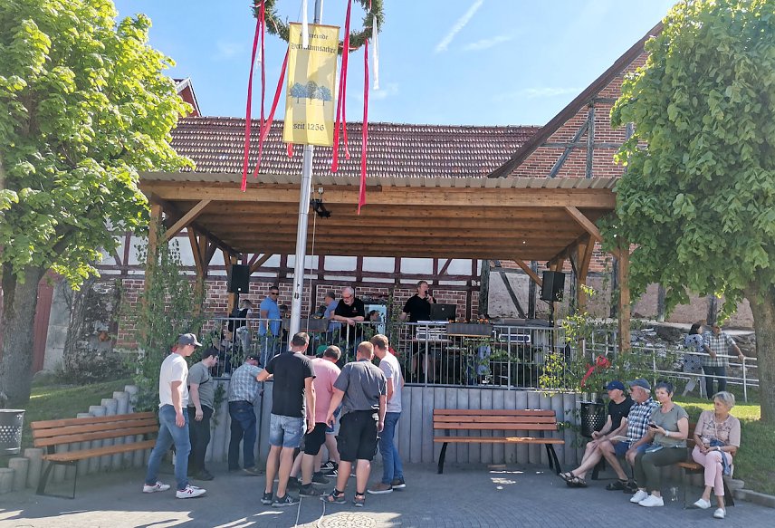 Bild: Maibaumsetzen in Hermannsacker