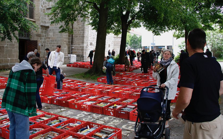 Bild: B&uuml;chermarkt auf dem Blasiikirchplatz