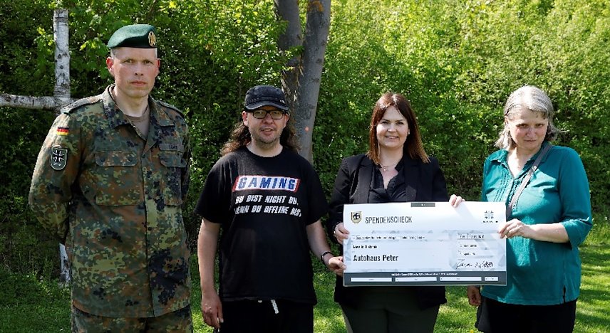 Bild: Kommandeur der USH LehrGrp C Oberstleutnant Voigt bei der &Uuml;bergabe des Spendenschecks an die Vertreter der Novalis Diakoni