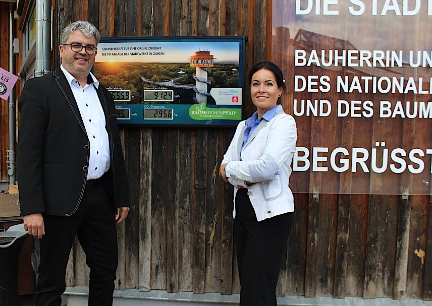 Bild: Stadtwerke-Gesch&auml;ftsf&uuml;hrer Enrico Weber und Kurdirektorin Katja Rudolph vor der Anzeigetafel der PV-Anlage