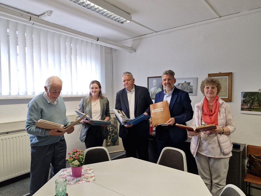 Bild: Ulrich Schleif &uuml;bergibt Sammlung zur Geschichte des Nahverkehrs in M&uuml;hlhausen