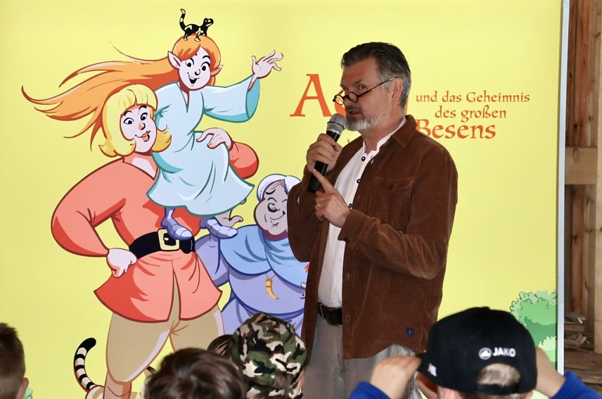 Bild: Autor Jens Schubert hat das Kinderbuch zum Hexenbesen zu Papier gebracht
