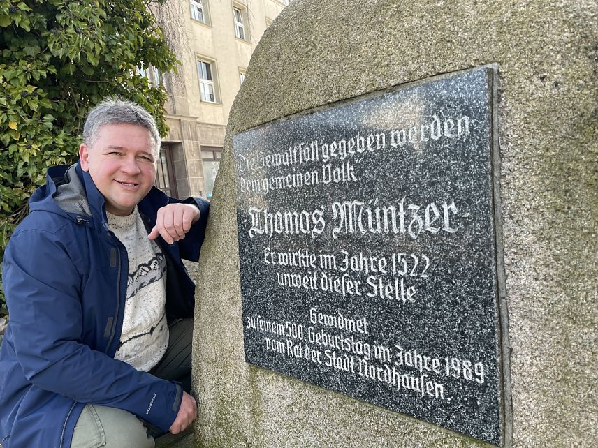 Bild: Thomas M&uuml;ller am Gedenkstein f&uuml;r Thomas M&uuml;ntzer am Kornmarkt