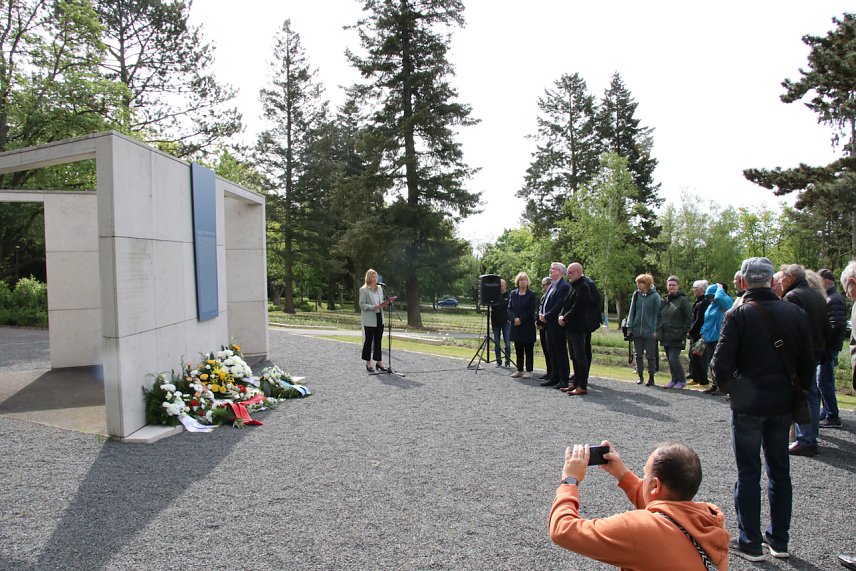 Bild: Gedenkveranstaltung zum Ende des Zweiten Weltkrieges vor 80 Jahren auf dem Nordh&auml;user Ehrenfriedhof