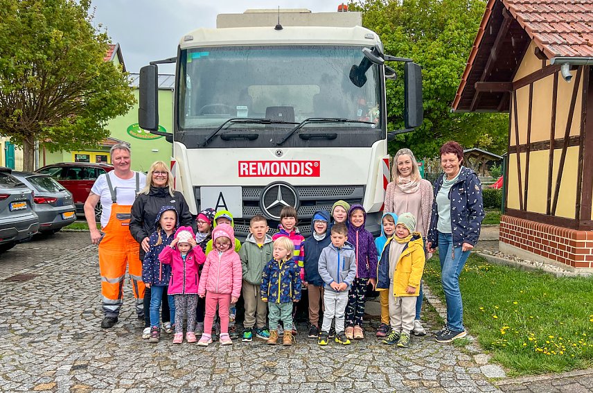Bild: M&uuml;llwerker Mike Manhardt zeigte den Kindern live, wie die Tonnen entleert werden � ein Highlight f&uuml;r die Helbeg&auml;nschen.