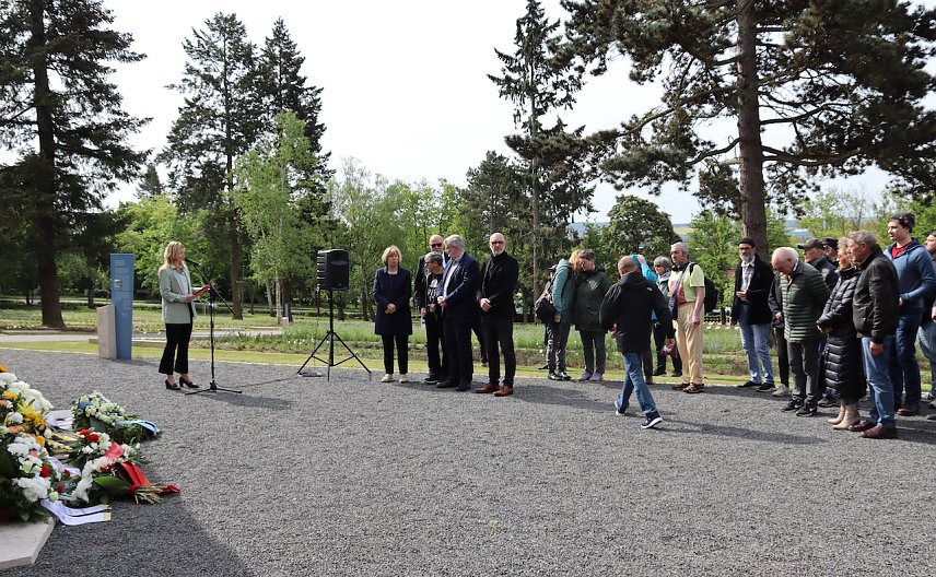 Bild: Gedenken auf dem Ehrenfriedhof