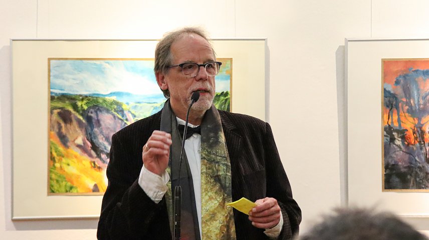 Bild: J&uuml;rgen Rennebach bei der Vernissage seiner Ausstellung