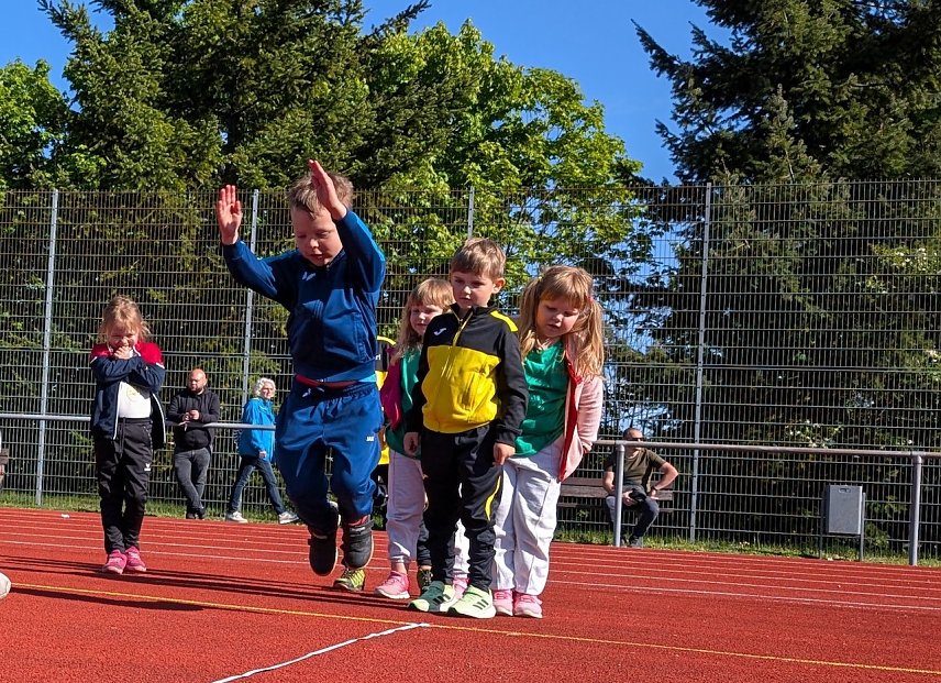 Bild: Bei Schlussdreisprung zeigten die Vorschulkinder ihr K&ouml;nnen.