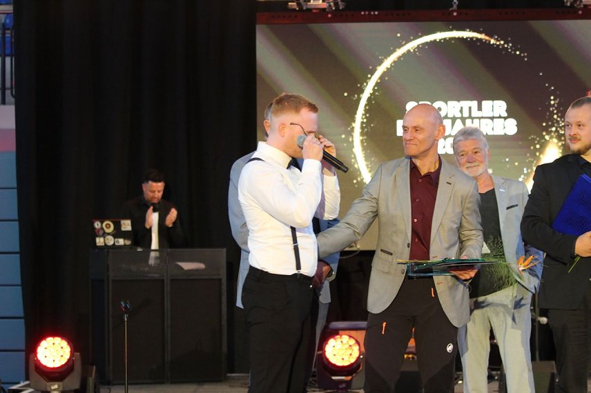 Bild: Emotionaler Moment:  Viktor Vollmer gratuliert unter Tr&auml;nen seinem Trainer Frank Pelny zum Titel "Sportler des Jahres"
