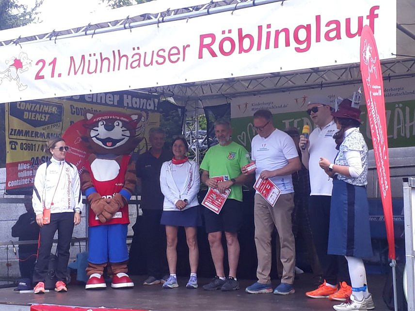 Bild: Er&ouml;ffnungszeremonie des 21. R&ouml;blinglaufs in M&uuml;hlhausen, u.a. mit Ministerpr&auml;sident, Landrat und "Muskelkater"