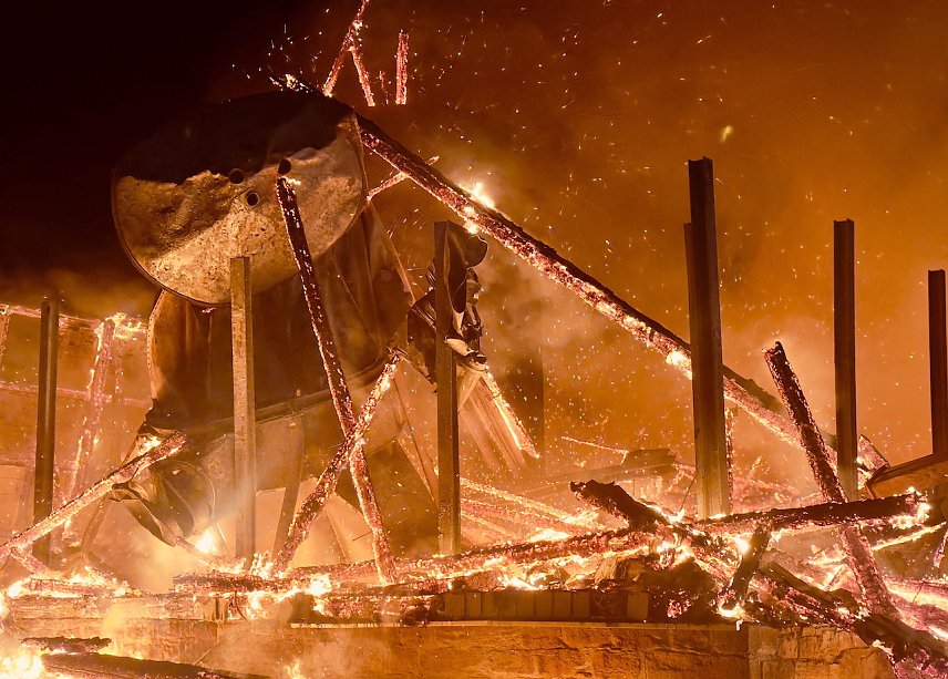 Bild: Lagerhalle brannte in Wasserthaleben