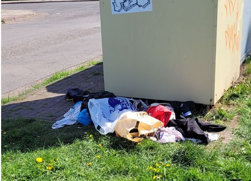 Bild: Kleiderberge vor einem Container