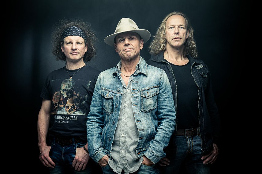 Bild: LOTT - Martin Lott (cajon, percussion, voc) Christian Lott (lead-voc, guit) Sven Lieser (lead-guit, voc)