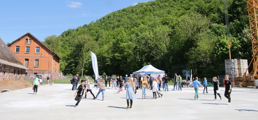 Bild: Die gro&szlig;e Bodenplatte des neuen Schulgeb&auml;udes gab f&uuml;r die Ilfelder Zweitkl&auml;ssler heute schon einen tollen Spielplatz ab