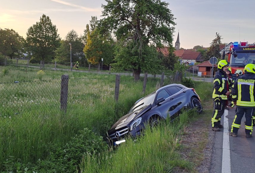 Bild: Unfall endet im Stra&szlig;engraben