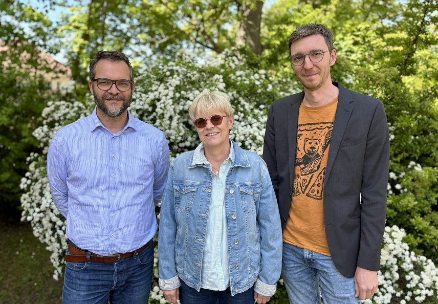 Bild:  v.l.: Prof. Dr.-Ing. Robert B. Wudtke, Prof. Dr. rer. nat. Uta Breuer, Dr. Pascal Leibbrandt
