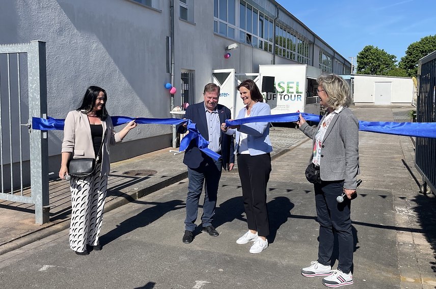 Bild: Feierliche Er&ouml;ffnung  des Handwerkeraktionstages. Foto v.li.n.re. Julia Riese, Andreas B&auml;rwolff, Landr&auml;tin Antje Hochwind-Schneider, Nicolle Linke