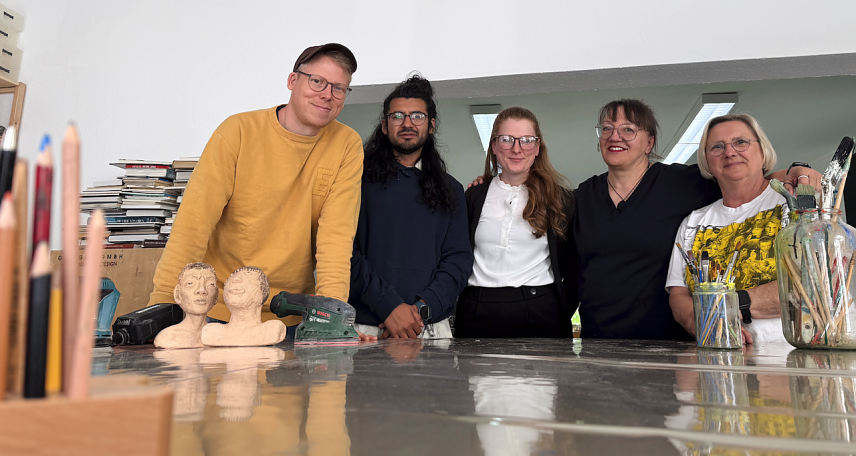 Bild: Das Team der Jugendkunstschule, v.l.: Dramaturg und "Allrounder" Sebastian Schimmel, Produktdesigner Rodrigo Alonso Pereyra, Stoffkennerin Claudia Junge-Lande, Leiterin Martina Degenhardt und die ewige Herrin der Keramik, Eleonore G&ouml;sel