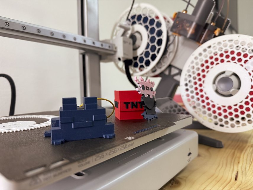 Bild: Vom digitalen Bauplan zum fertigen Modell - an der Jugendkunstschule kann man sich inzwischen auch am 3D-Drucker versuchen