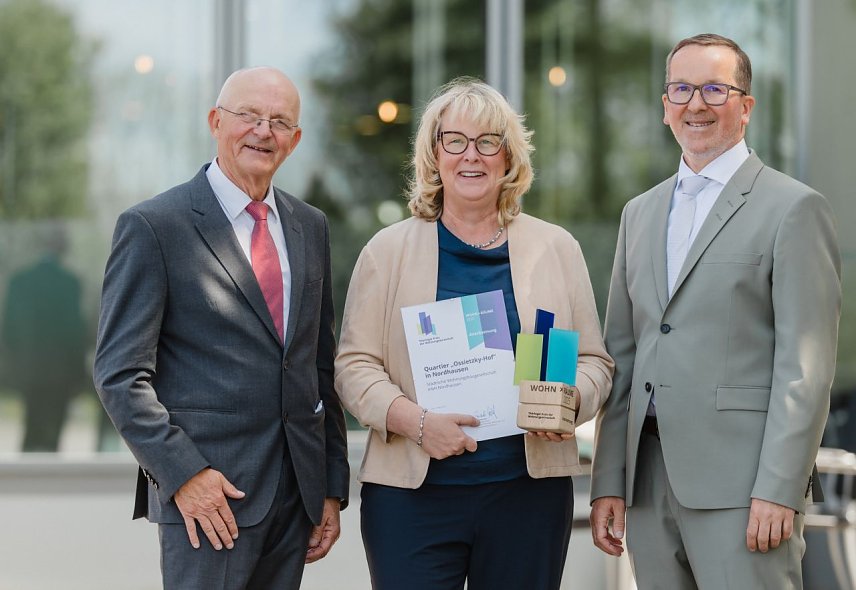 Bild: SWG-Gesch&auml;ftsf&uuml;hrerin Inge Klaan (Mitte) erhielt von Dr. Bernd Hunger (links), Vorsitzender Kompetenzzentrum Gro&szlig;siedlungen e.V., und Frank Emrich, Verbandsdirektor des VTW (rechts, in Suhl eine Anerkennung f&uuml;r die Sanierung des Ossietzky-Quartiers in Nordhausen. 