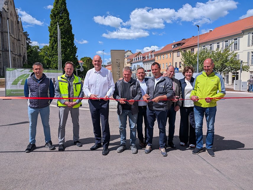 Bild: Feierten gemeinsam die Er&ouml;ffnung des neuen Kreisverkehrs v.l.n.r.: Marco Zey&szlig; von der S + B Signal- und Beleuchtungstechnik GmbH, Bauamtsleiter Karsten Kleinschmidt, B&uuml;rgermeister Steffen Grimm, Polier Thomas Z&ouml;llner, Christian Mier, Gesch&auml;ftsf&uuml;hrer der Hoch- und Tiefbau Ebeleben GmbH, Tino Schwanengel, Bauleiter der Hoch- und Tiefbau Ebeleben GmbH, Hans-Peter Schwarzbach, Werkleiter des Trinkwasser- und Abwasserzweckverbandes Helbe-Wipper sowie Heike Bach und Jan Krau&szlig;e vom Ingenieurb&uuml;ro Bach.