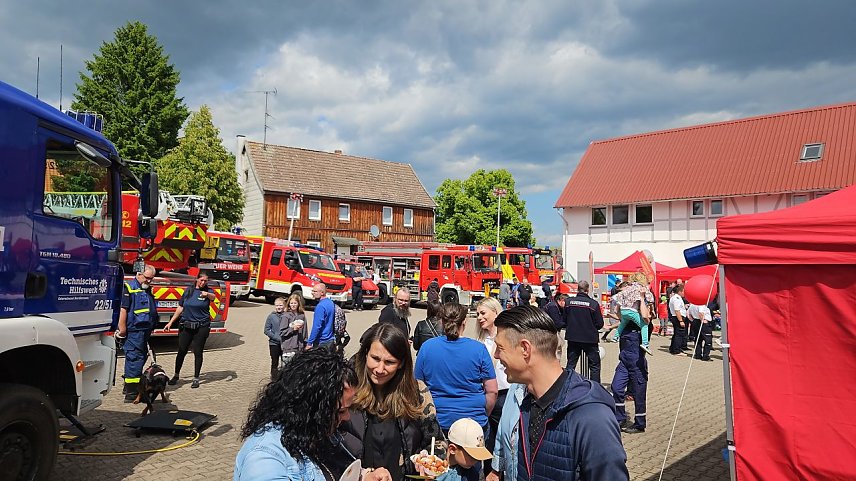 Bild: Viel los zur Geburtstagsparty: in Hesserode feierte man 145 Jahre Freiwillige Feuerwehr