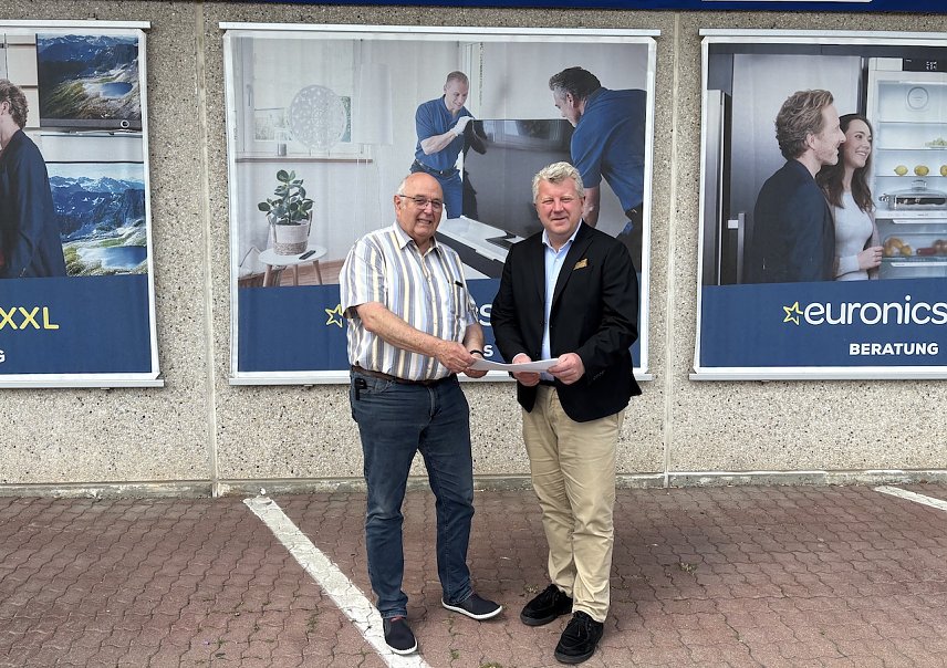 Bild: Eckhard Moschcau, Gesch&auml;ftsf&uuml;hrer von euronics XXL, und der Nordth&uuml;ringer IHK-Chef Christian B&ouml;duel pr&auml;sentieren die Umfrageergebnisse des Fr&uuml;hjahrs 2025s  