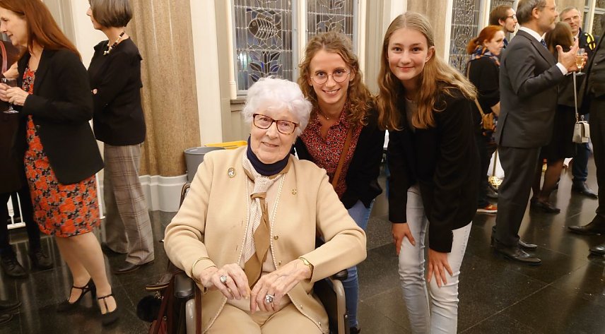 Bild: Sarah B&ouml;nisch mit Colette und Lucy Fauble