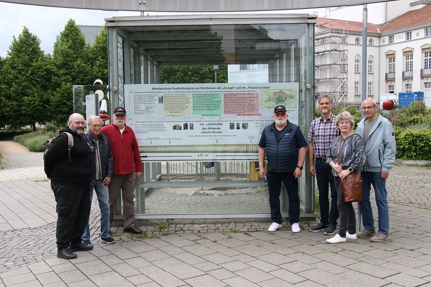 Bild: Die Stadt- und G&auml;stef&uuml;hrergilde hat den Glasbau des Zwingers am Mittwoch um eine neue Schautafel bereichert