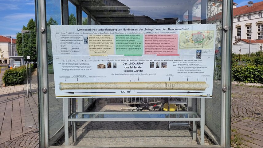 Bild: Neben dem Entwurf zum Lindwurm wird auch die Geschichte der Stadtmauer beleuchtet