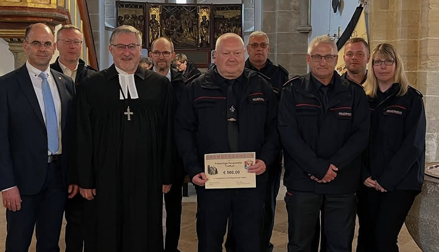 Bild: Am Sonntag konnten im Rahmen eines Feuerwehr-Gottesdienstes in Treffurt 500 Euro an die Freiwillige Feuerwehr &uuml;bergeben werden.
