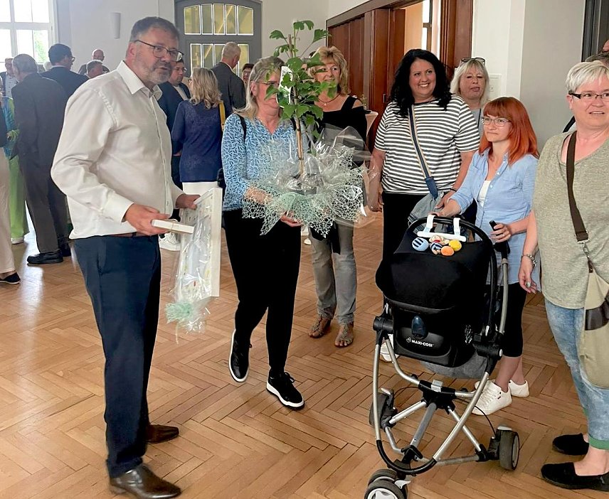 Bild: Geschenke zum Abschied von Frank Rostek als Bleicher&ouml;der B&uuml;rgermeister