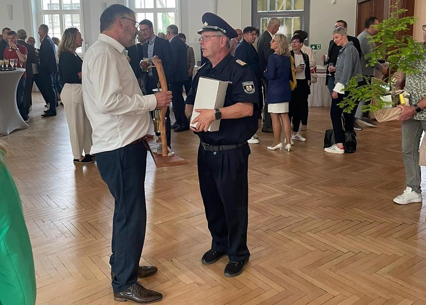 Bild: Vertreter von allen m&ouml;glichen Gewerken bedankten sich bei Rostek