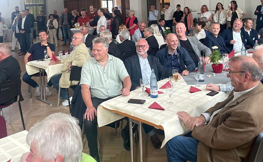 Bild: Ein voller Saal in guter Stimmung bei der Zeremonie