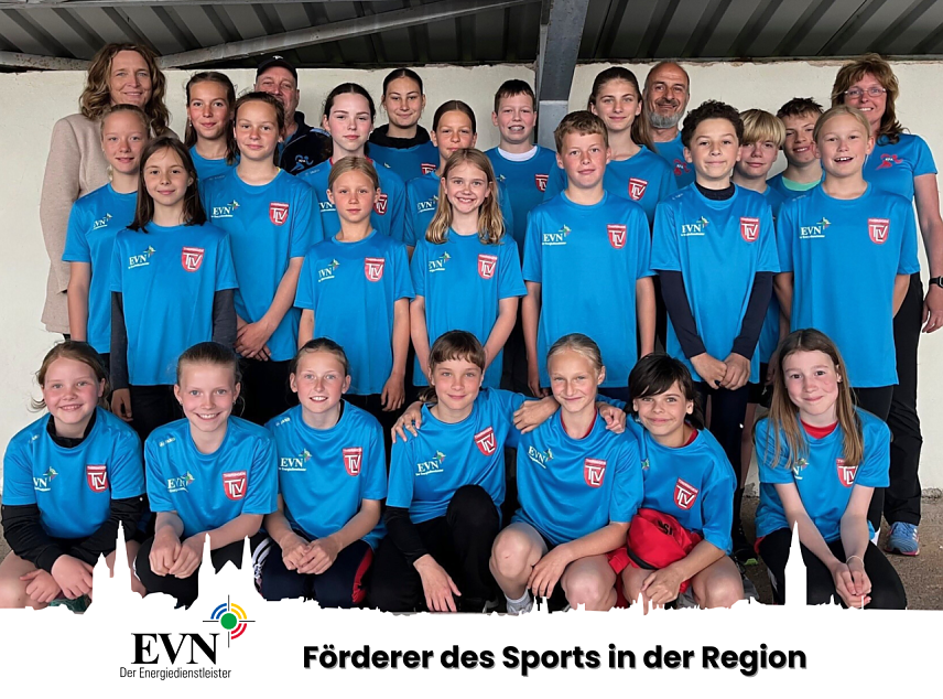 Bild: Die jungen Athletinnen und Athleten des Talent-Leistungszentrums pr&auml;sentieren stolz ihre neuen Wettkampfshirts � &uuml;bergeben von EVN- Gesch&auml;ftsf&uuml;hrerin Jana Z&ouml;ller (hinten links)