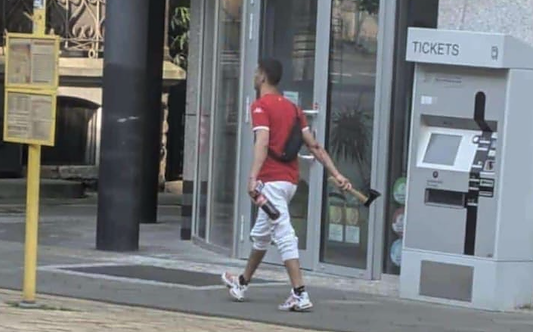 Bild: Mann mit Axt in der Bahnhofstra&szlig;e