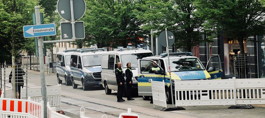Bild: Die Nordh&auml;user Polizei war zur Mittagsstunde noch einmal mit Verst&auml;rkung der Bereitschaftspolizei vor Ort