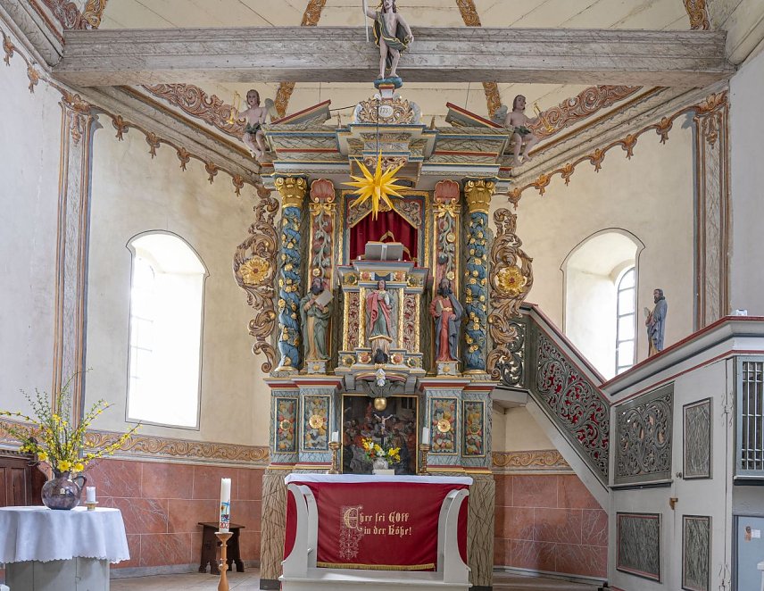 Bild: Der Altarraum in Saalfeld