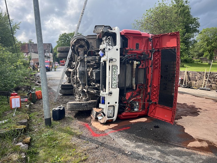 Bild: Fahrzeug der Feuerwehr auf dem Weg zum Einsatz verunfallt
