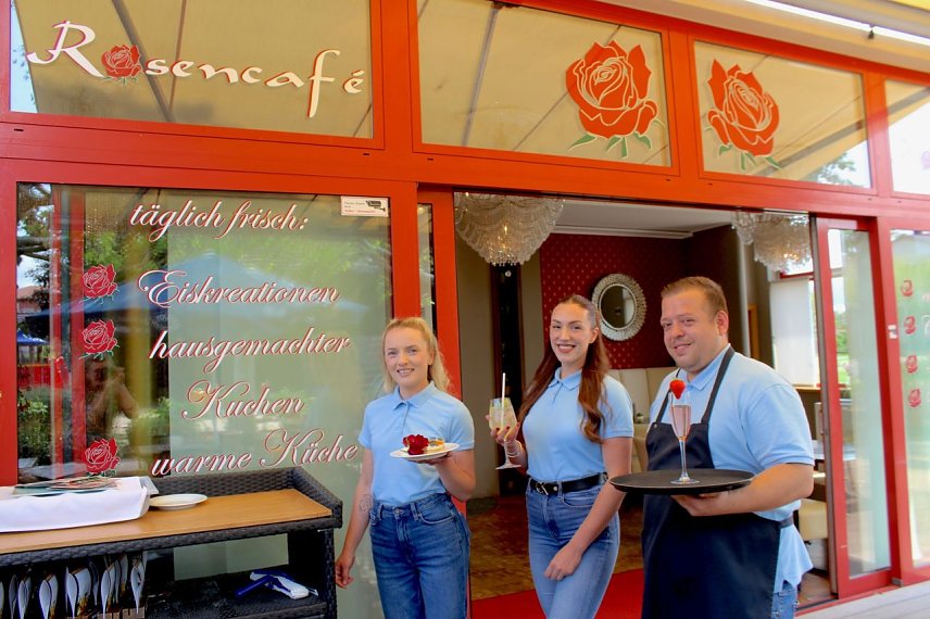 Bild: Das freundliche Serviceteam im Rosencaf&eacute; erwartet seine G&auml;ste