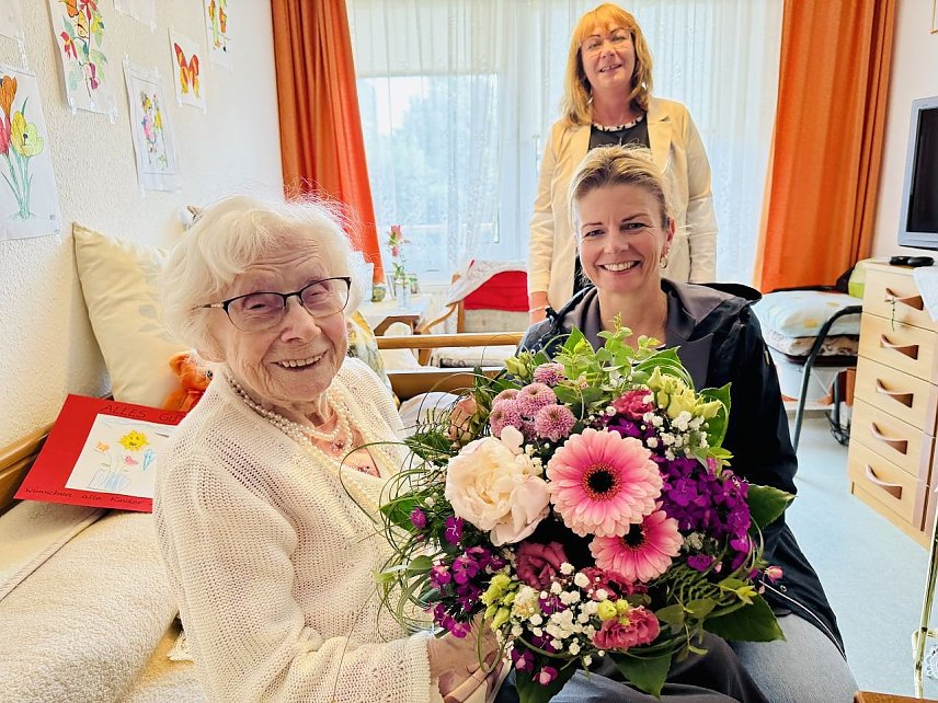 Bild: Heute 101 Jahre alt: Ingeborg Helbing zusammen mit B&uuml;rgermeisterin Alexandra Rieger
