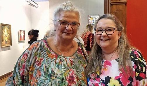 Bild: Anja Eisner (links) liest im Kunsthaus Meyenburg