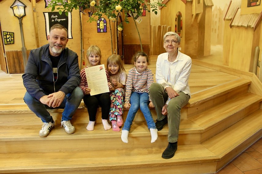 Bild: Die Thamsbr&uuml;cker Rappelkiste erreichte mit ihrem Schirm den 1. Platz. Nur drei KInder durften sich laut Eltern fotografieren lassen. Diese nahmen den Preis, zwei wundersch&ouml;ne Rosenst&ouml;cke, in Empfang. li.im Bild B&uuml;rgermeister Matthias Reinz; re. Marie-Luise Steube  von der Anni Berger Stiftung