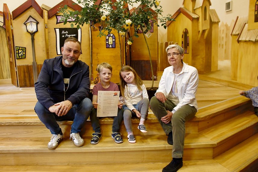 Bild: Das Haus Kinderland kann sich &uuml;ber den 2. Platz freuen. Lediglich zwei KInder durften den Preis entgegennehmen. li. im Bild B&uuml;rgermeister Matthias Reinz; re. Marie-Luise Steube von der Anni Berger Stiftung