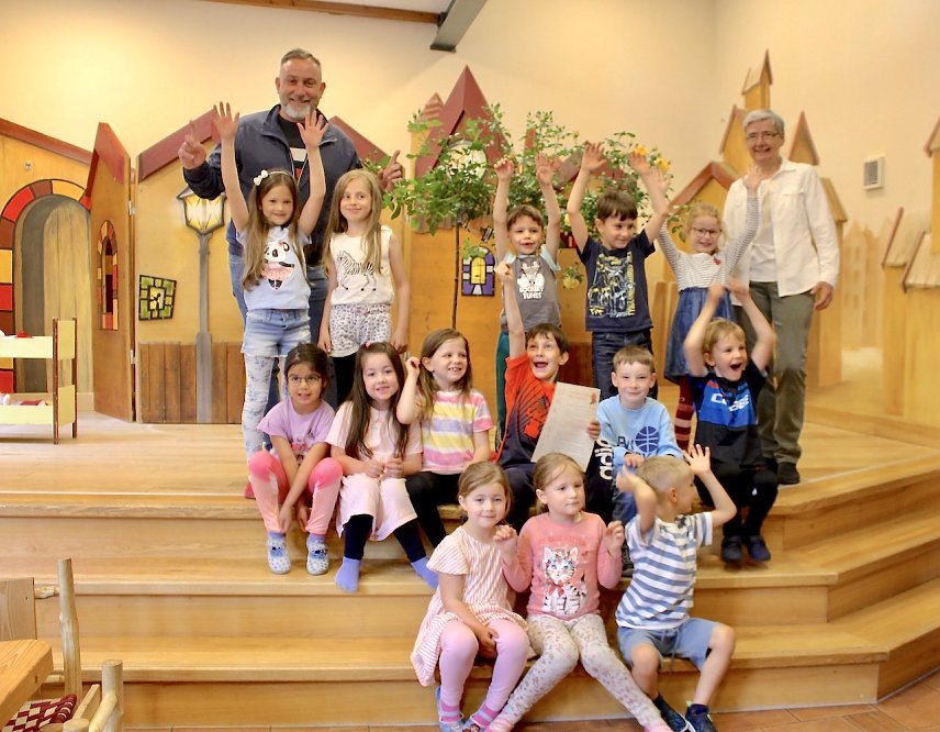 Bild: 3. Platz erreichte die Integrative Kindertagesst&auml;tte Salza Knirpse. li. hinten im Bild B&uuml;rgermeister Matthias Reinz; re.hinten Marie-Luise Steube  von der Anni Berger Stiftung 