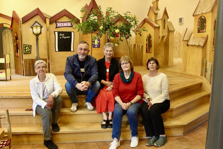 Bild: Team der Anni Berger Stiftung Bad Langensalza mit B&uuml;rgermeister Matthias Reinz