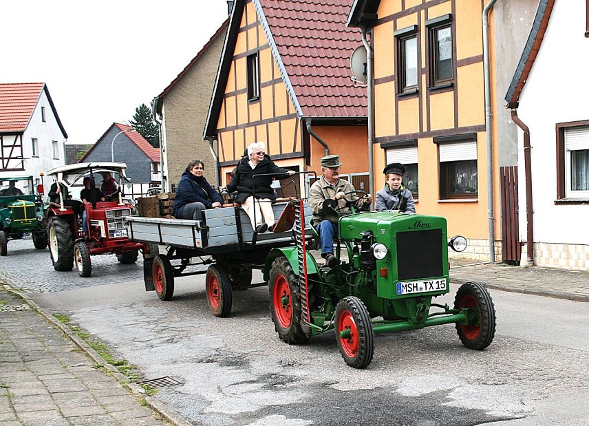 Bild: Treckerparade in Uftrungen