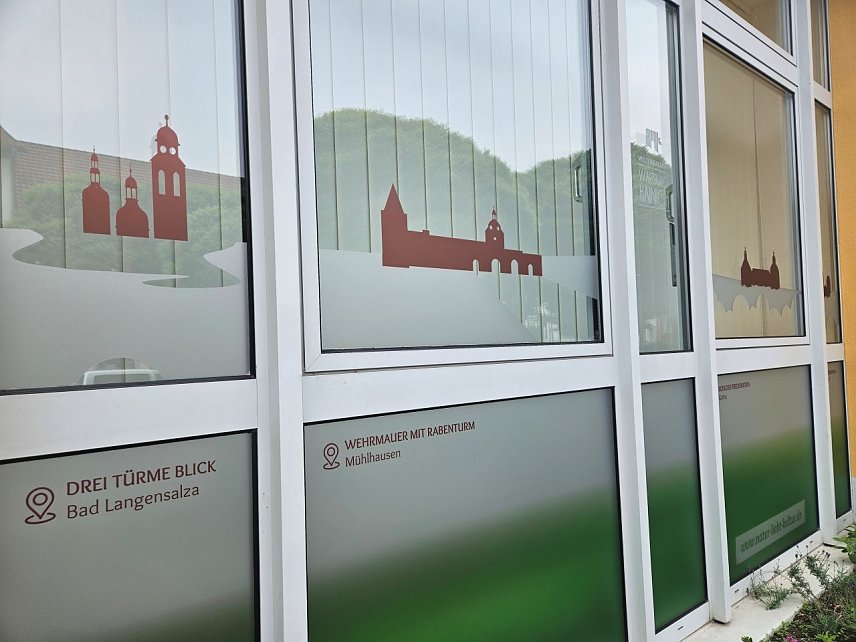 Bild: Neue Beklebung der Gesch&auml;ftsstellenfenster