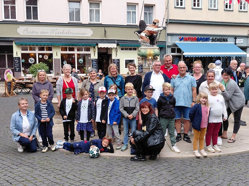 Bild: Teilnehmer und Organisatoren des Kindergartencups in Bad Langensalza bei der Spenden&uuml;bergabe